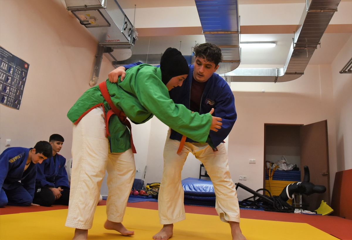 Okullarındaki yetenek taramasında seçildikleri judo ve kuraşta başarıya odaklandılar