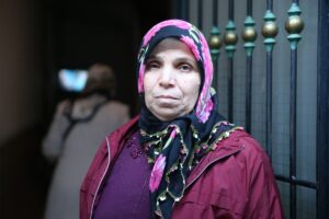 ORDU (AA) – Ordu'da, yol kenarındaki çöpleri topladığı sırada köpeklerin