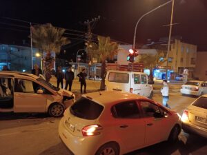 OSMANİYE (AA) – Osmaniye’nin Kadirli ilçesinde, otomobilin kırmızı ışıkta bekleyen