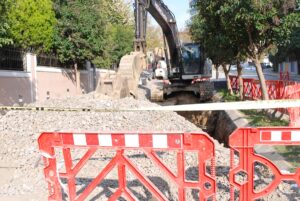 İSTANBUL (AA) – İstanbul Pendik'te kanalizasyon çalışması yapan İSKİ ekipleri