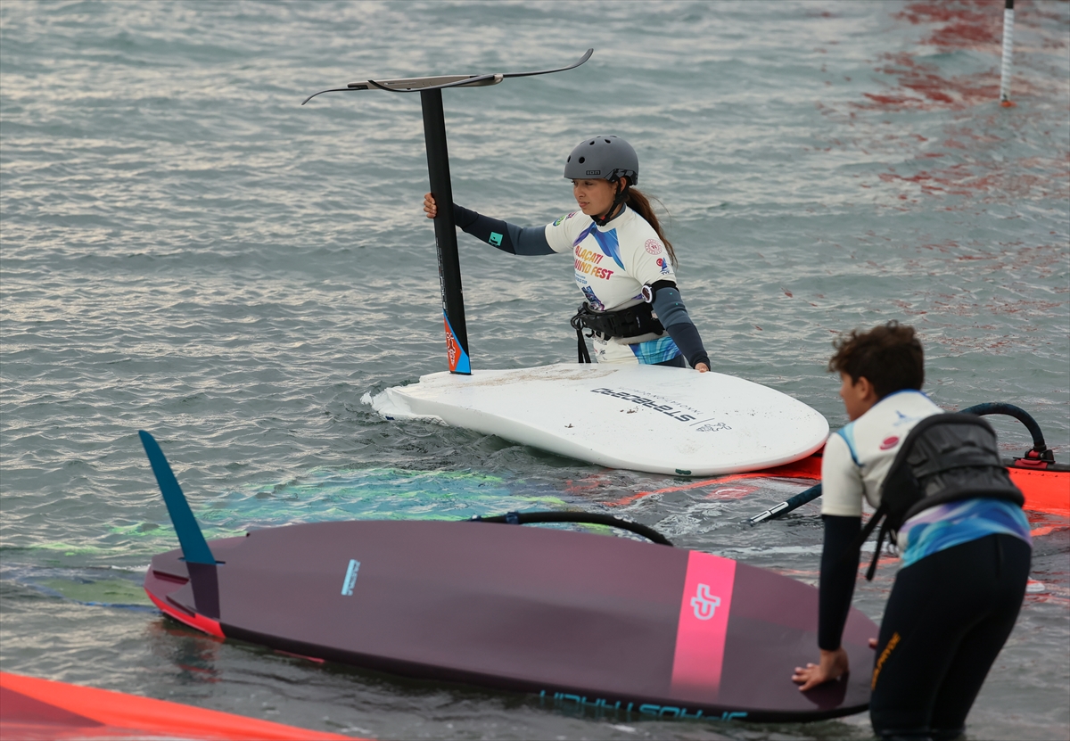 PWA Çocuklar ve Gençler Rüzgar Sörfü Dünya Kupası, Alaçatı'da başladı