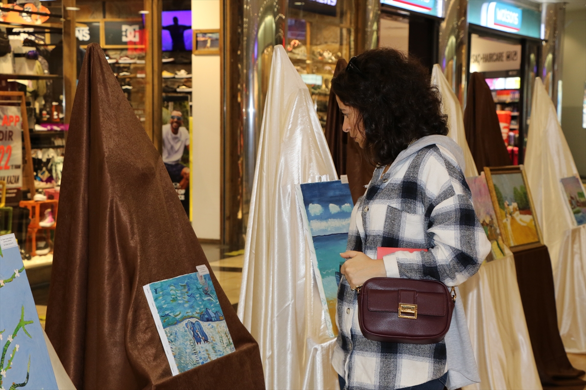 Resim tutkunu okul müdürü, eserlerini ihtiyaç sahibi öğrenciler için sergiliyor