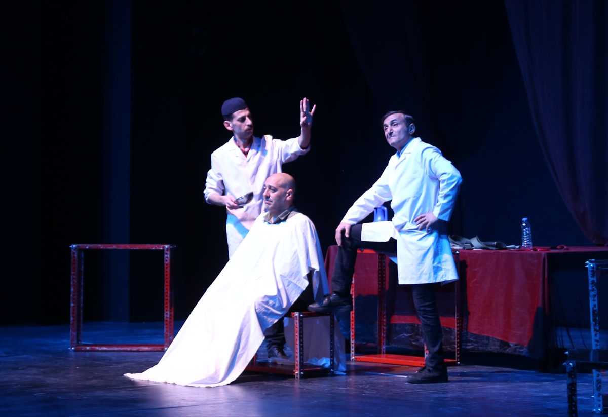 VAN (AA) – Van Devlet Tiyatrosu'nda sahnelenen "İyi Kötü Çirkin"