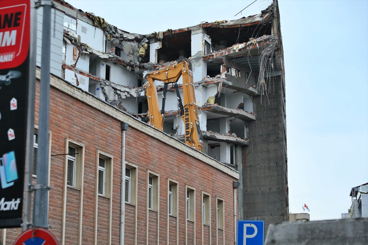 Samsun'da 10 katlı iş merkezinin yıkımına devam ediliyor