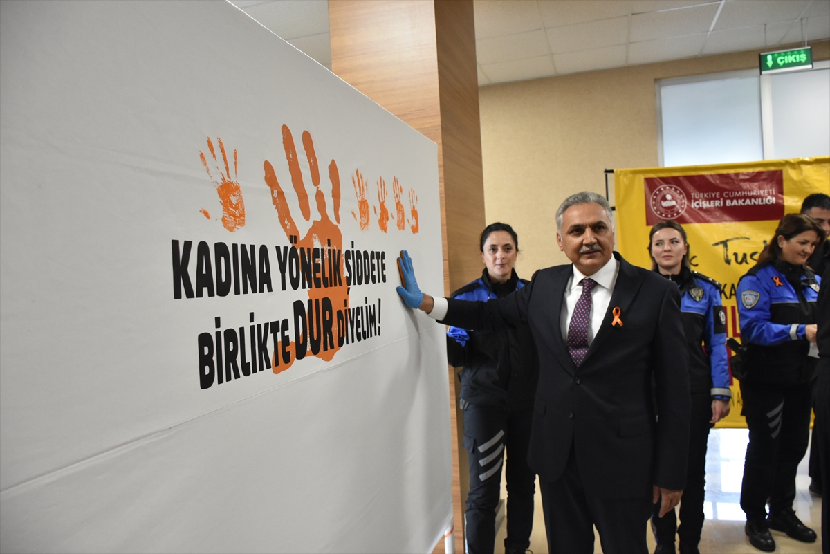 Samsun'da kadına şiddete dikkati çekmek için panoya turuncu el izi yapıldı