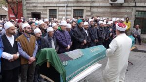 - Karagümrük'teki Canfeda Hatun Camii'nde kılınan namazın ardından ABD'li yazar
