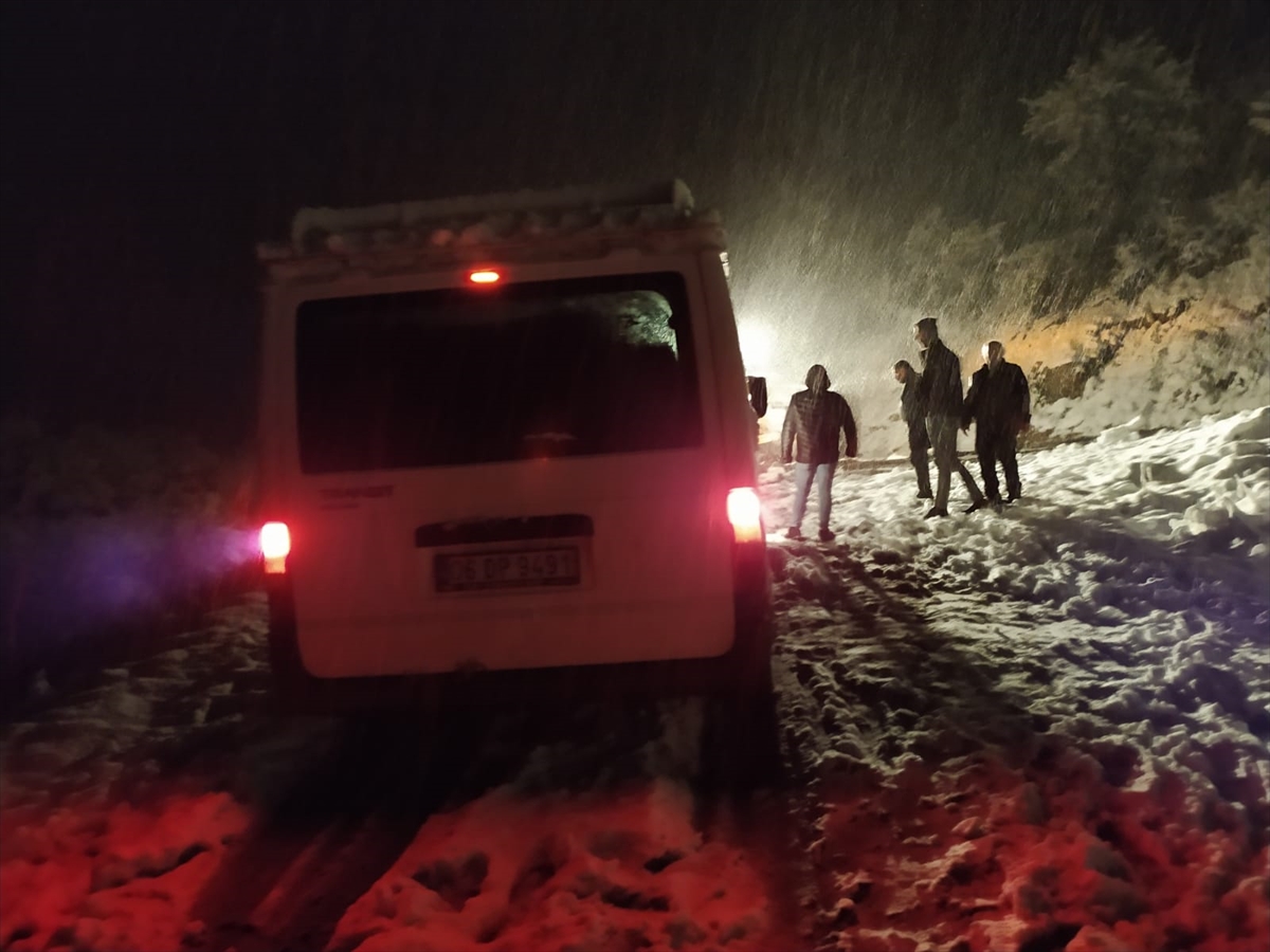 Siirt'te karda mahsur kalan güvenlik korucuları ve vatandaşlar kurtarıldı