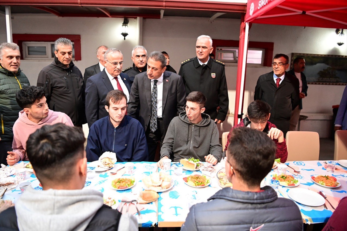 Sinop Valisi Karaömeroğlu öğrencilerle bilek güreşi yaptı, halay çekti