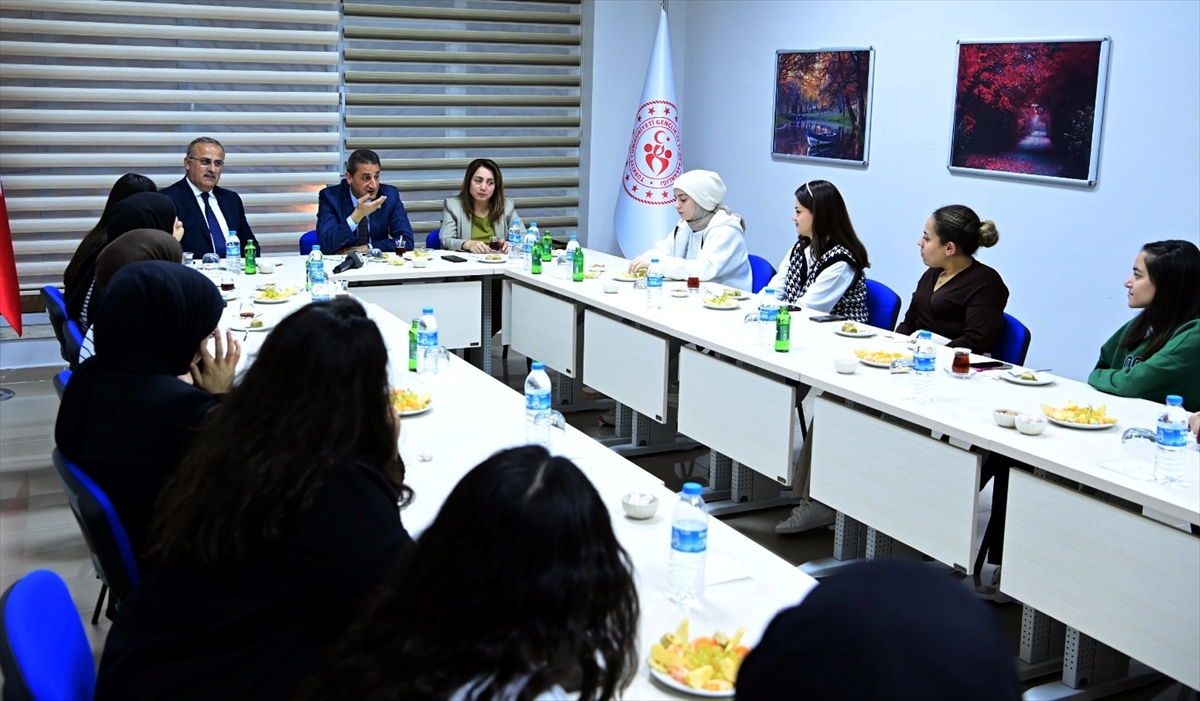 Sinop Valisi Karaömeroğlu'ndan öğrencilere dolmuş ücretlerinde iyileştirme sözü