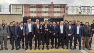 ŞIRNAK (AA) – Şırnak'ın Cizre ilçesinde bir öğretmenin öğrencisinin yakınları