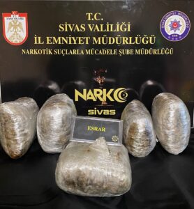 SİVAS (AA) – Sivas'ta polis ekiplerince gerçekleştirilen uyuşturucu operasyonunda 5