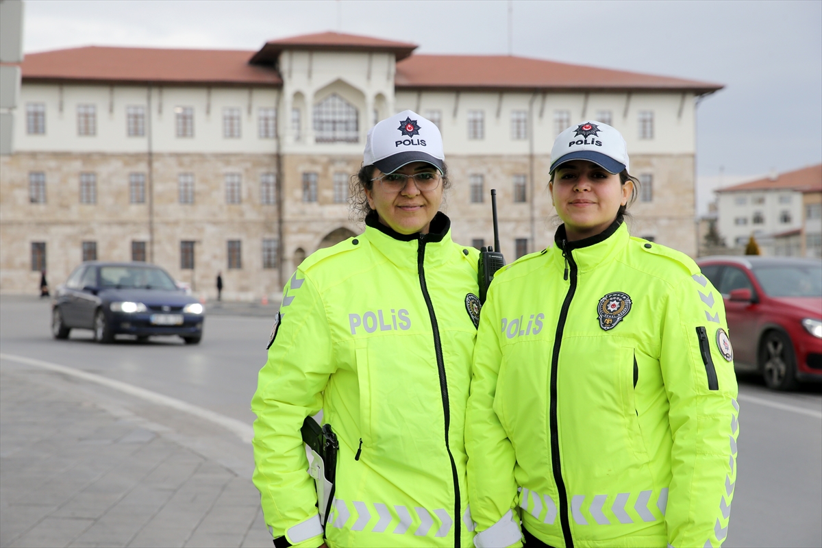 Sivas'ta yayaların güvenliği kadın trafik polislerine emanet
