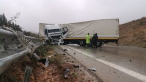 - 4 aracın karıştığı zincirleme trafik kazasında 6 kişi yaralandı