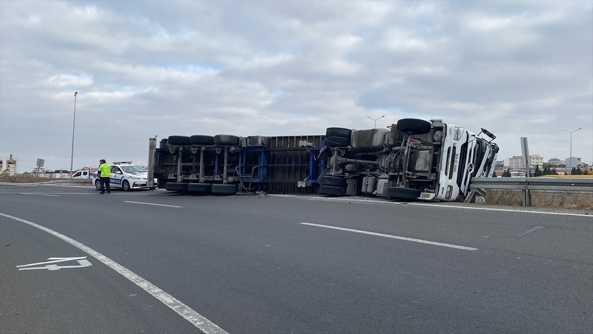 Tekirdağ'da devrilen tırın sürücüsü yaralandı