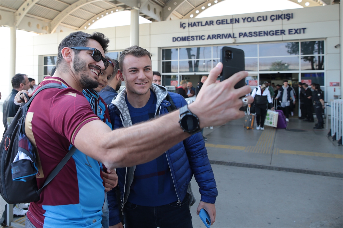 Trabzonspor kafilesi, Antalya'ya geldi