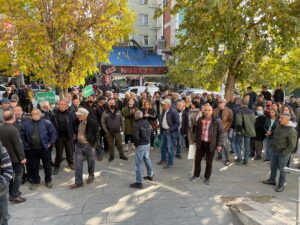 - Tesisin iptali için belediyedeki meclis toplantısına katılmak isteyen köylüler