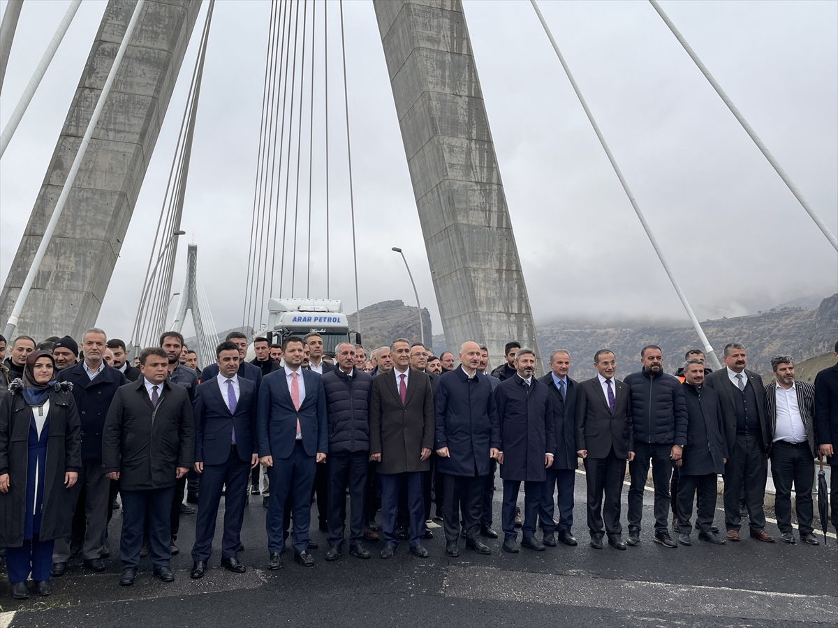 Ulaştırma ve Altyapı Bakanı Karaismailoğlu, Nissibi Köprüsü'nde incelemede bulundu:
