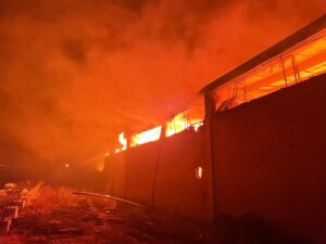 UŞAK (AA) – Uşak'ta tekstil deposunda çıkan yangına müdahale ediliyor.