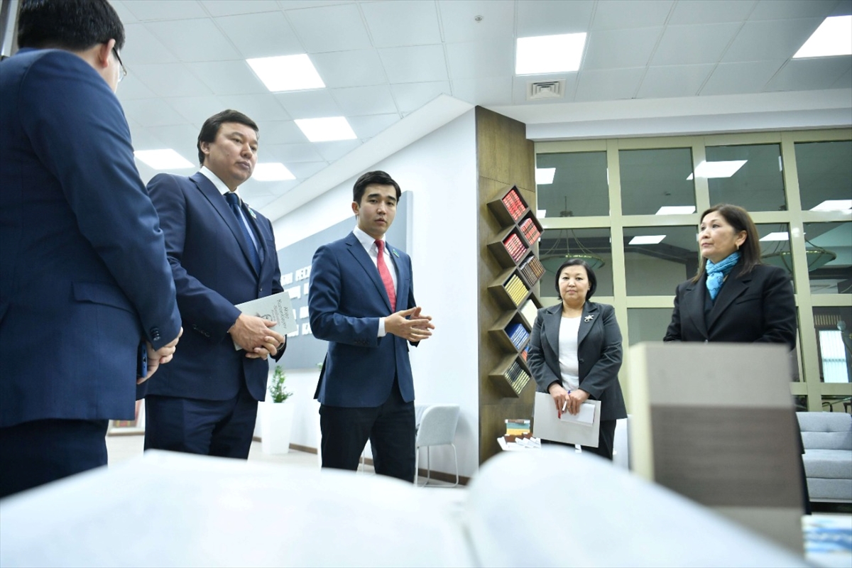 YEE’den Kazakistan Meclis Kütüphanesine kitap bağışı