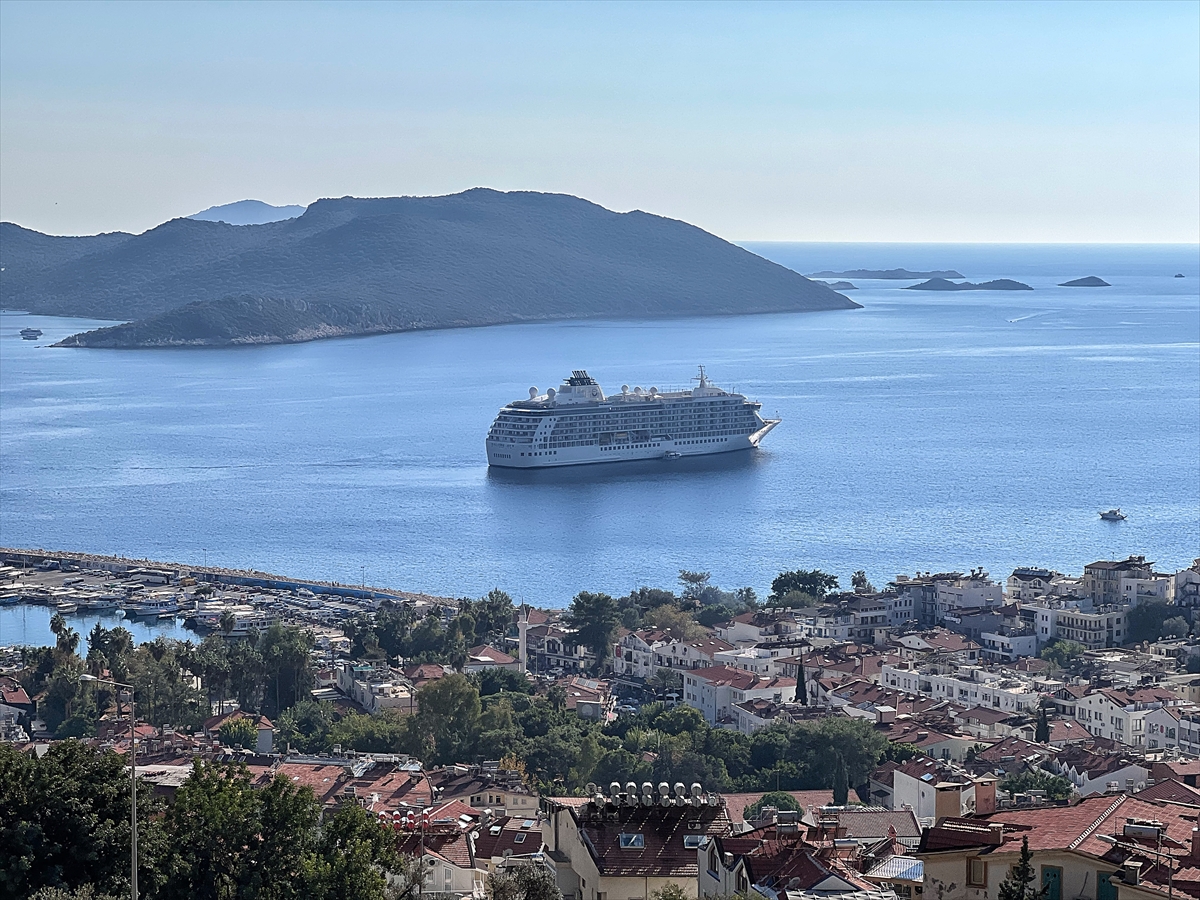 Yolcu gemisi “The World” Kaş açıklarına demirledi