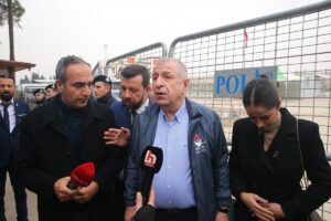 - Gaziantep'in Karkamış ilçesini ziyaret eden Özdağ ve partililer ile