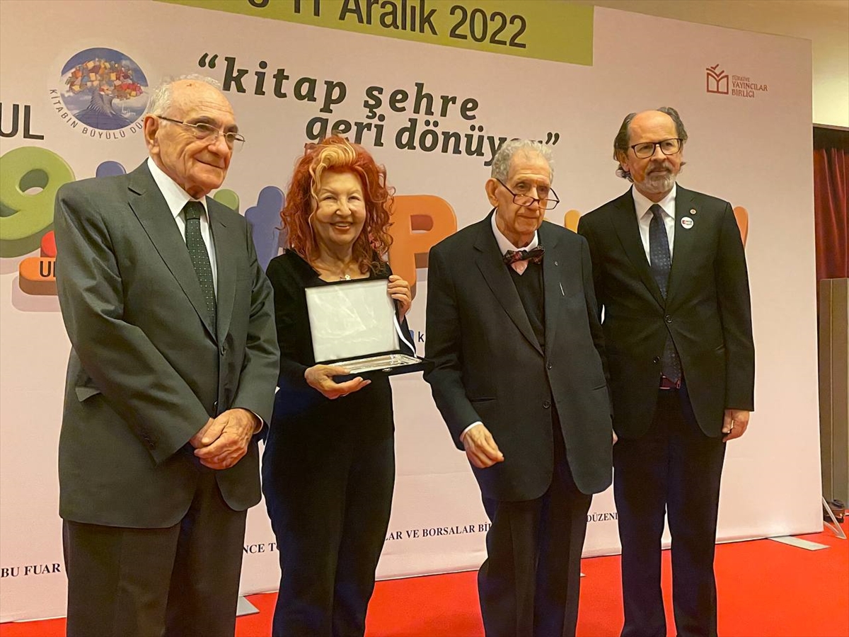 “39. Uluslararası İstanbul Kitap Fuarı”nın onur yazarı Nazlı Eray'a plaket takdim edildi