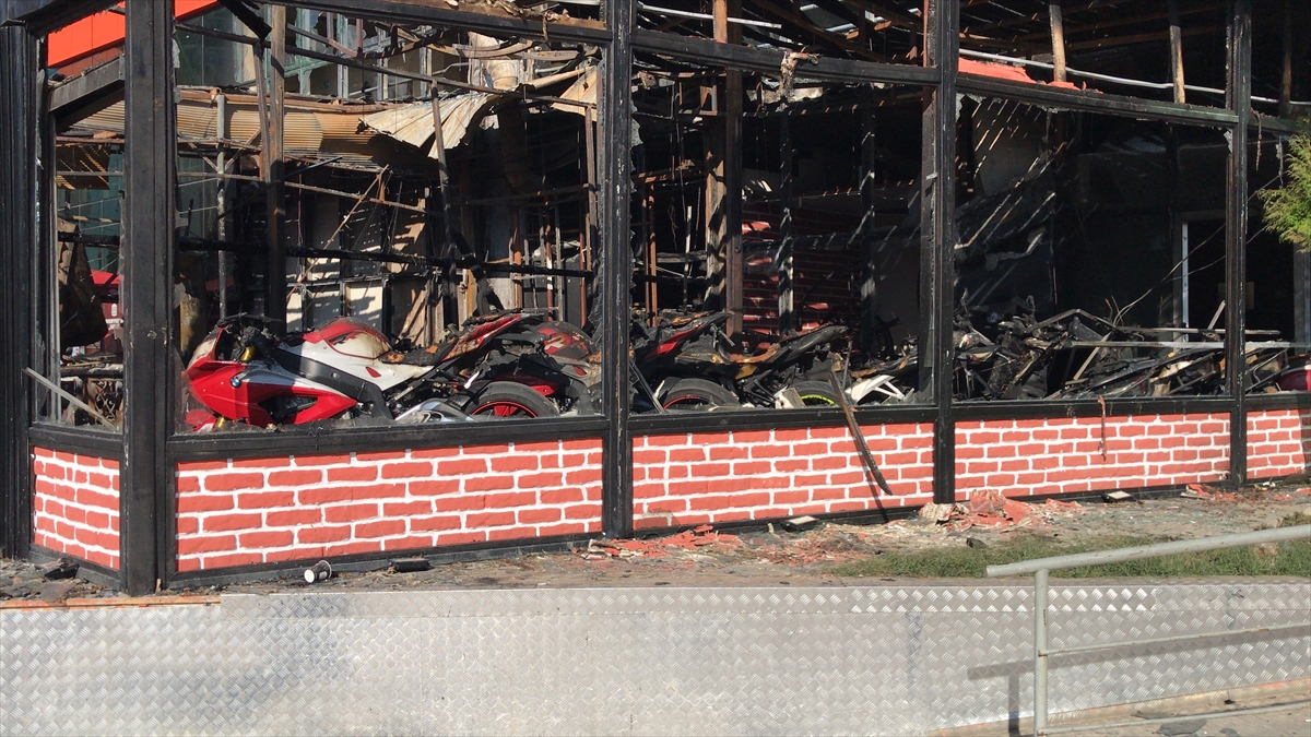 Adana'da çıkan yangında 3 iş yerinde büyük çapta hasar oluştu