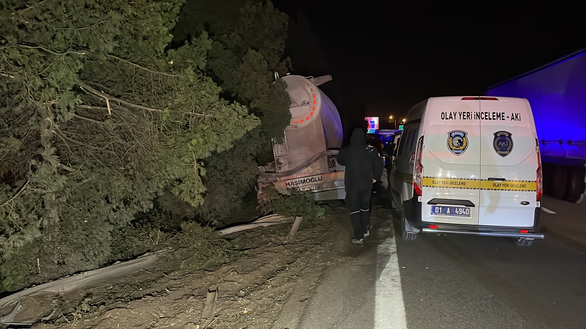 Adana'da refüjdeki bariyerlere çarpan silobasın şoförü öldü