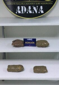 - Bir araçta yapılan aramada yedek lastiğe gizlenmiş 1 kilo