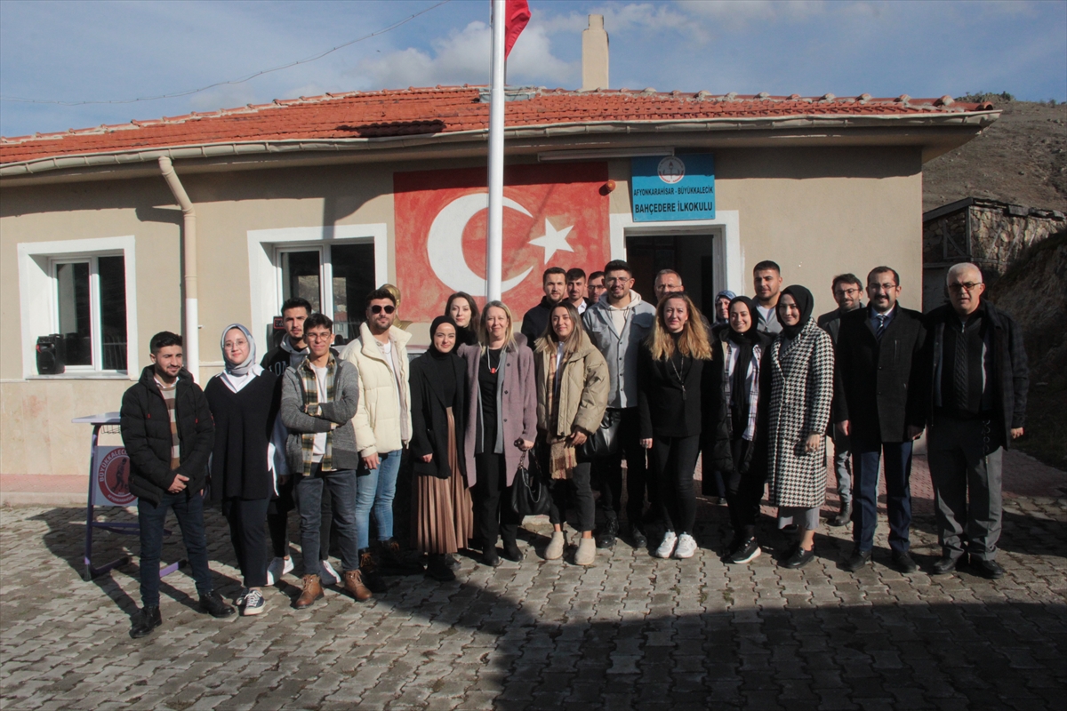 Afyonkarahisar’da üniversite öğrencileri köy okulunu yeniledi