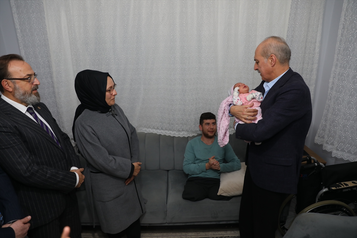 AK Parti Genel Başkanvekili Kurtulmuş, gazinin bebeğinin kulağına dualarla ismini okudu