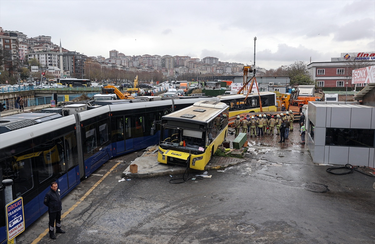 GÜNCELLEME 3 – Alibeyköy'de tramvay ile İETT otobüsü çarpıştı