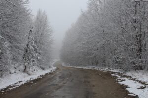 AMASYA (AA) – Amasya'nın yüksek kesimlerine kar yağdı. Kent genelinde