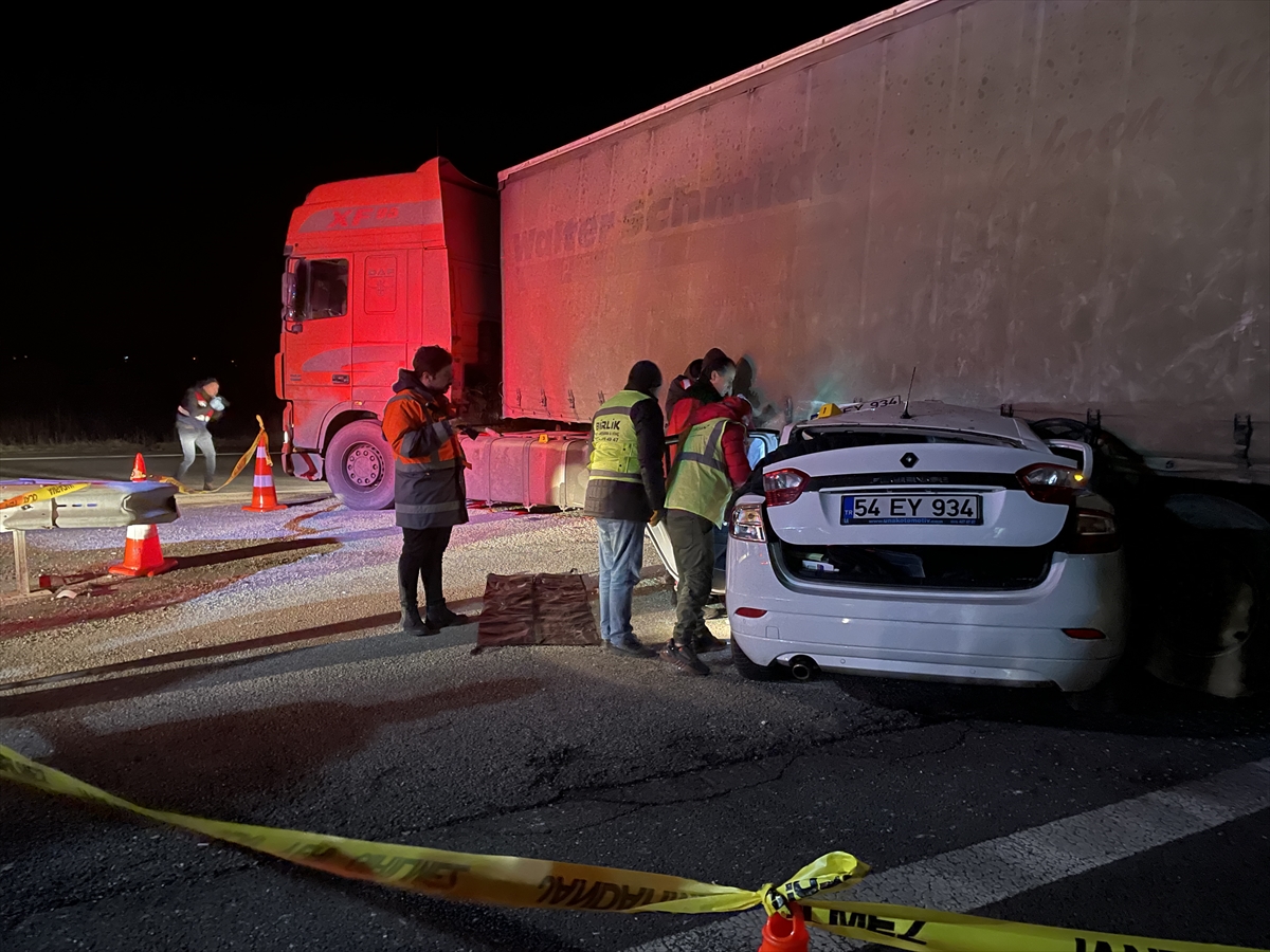 Anadolu Otoyolu'nda tırla çarpışan otomobilin sürücüsü hayatını kaybetti