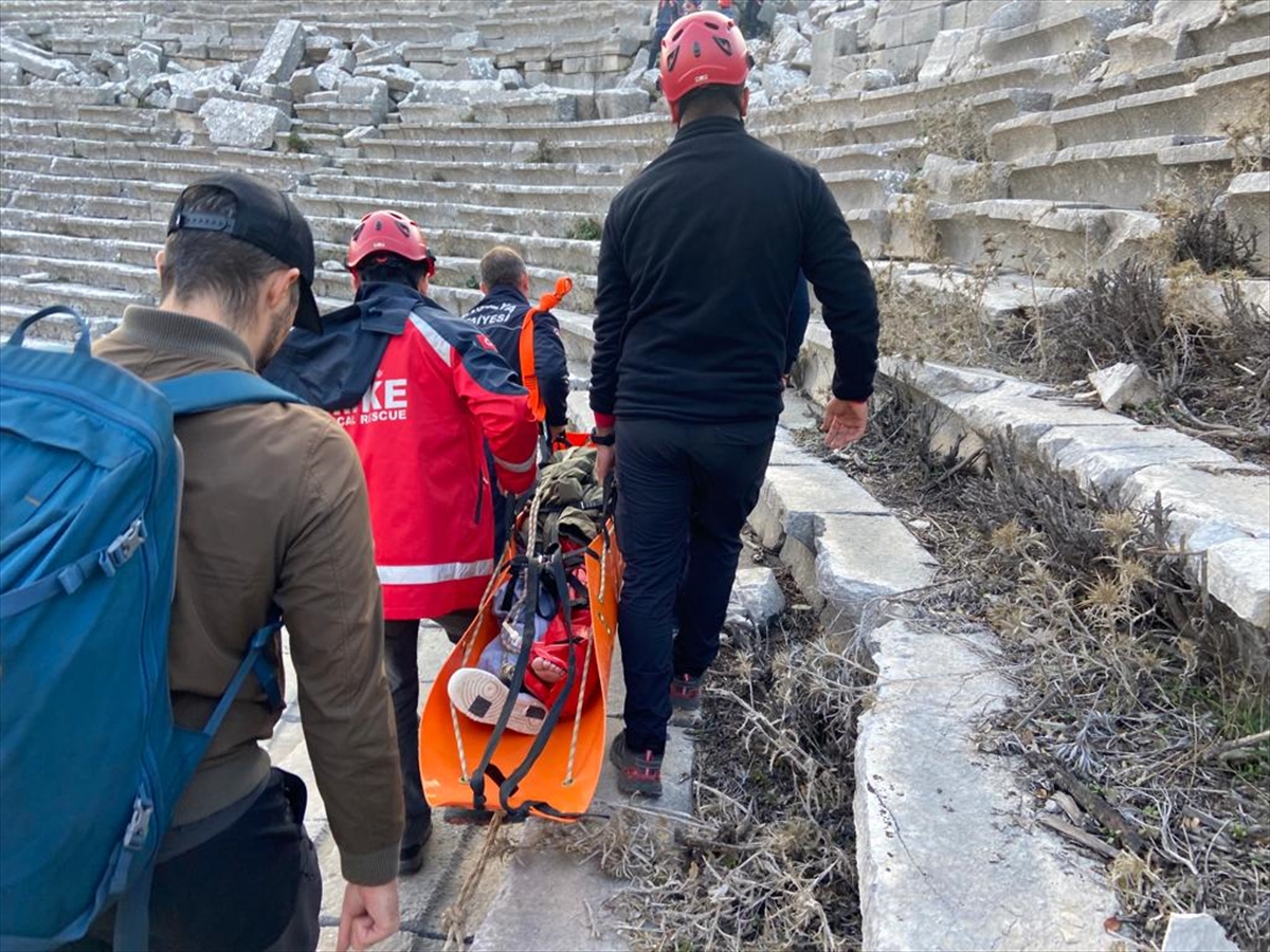 Antalya'da antik kentin surlarından düşen turist yaralandı