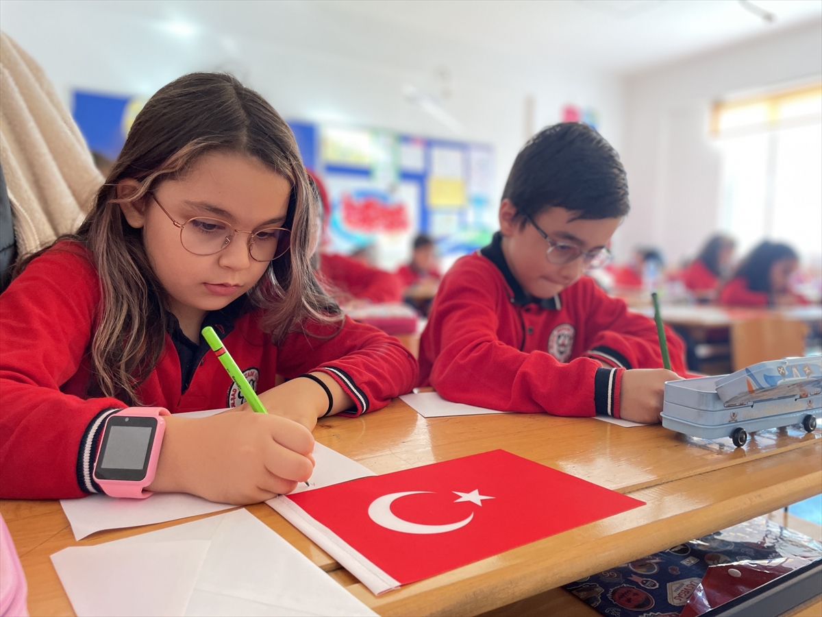 Antalyalı minik öğrenciler ilk mektuplarını terörle mücadele eden Mehmetçik'e yazdı