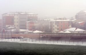 ARDAHAN (AA) – Dondurucu soğukların yaşandığı Ardahan'da, çocuklar kırağı tutan