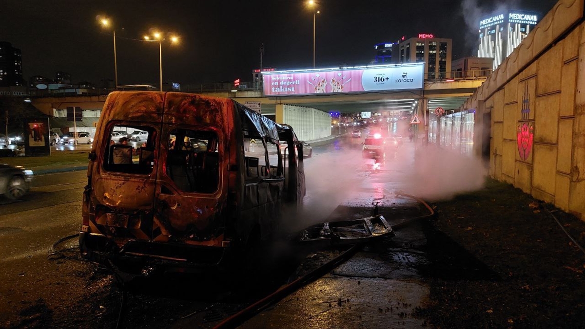 Ataşehir’de seyir halindeyken yanan servis aracı kullanılamaz hale geldi