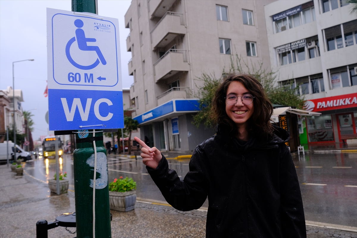 Ayvalıklı öğrenciler engelli tuvaletlerine erişimi kolaylaştırmak için tabelalar astı