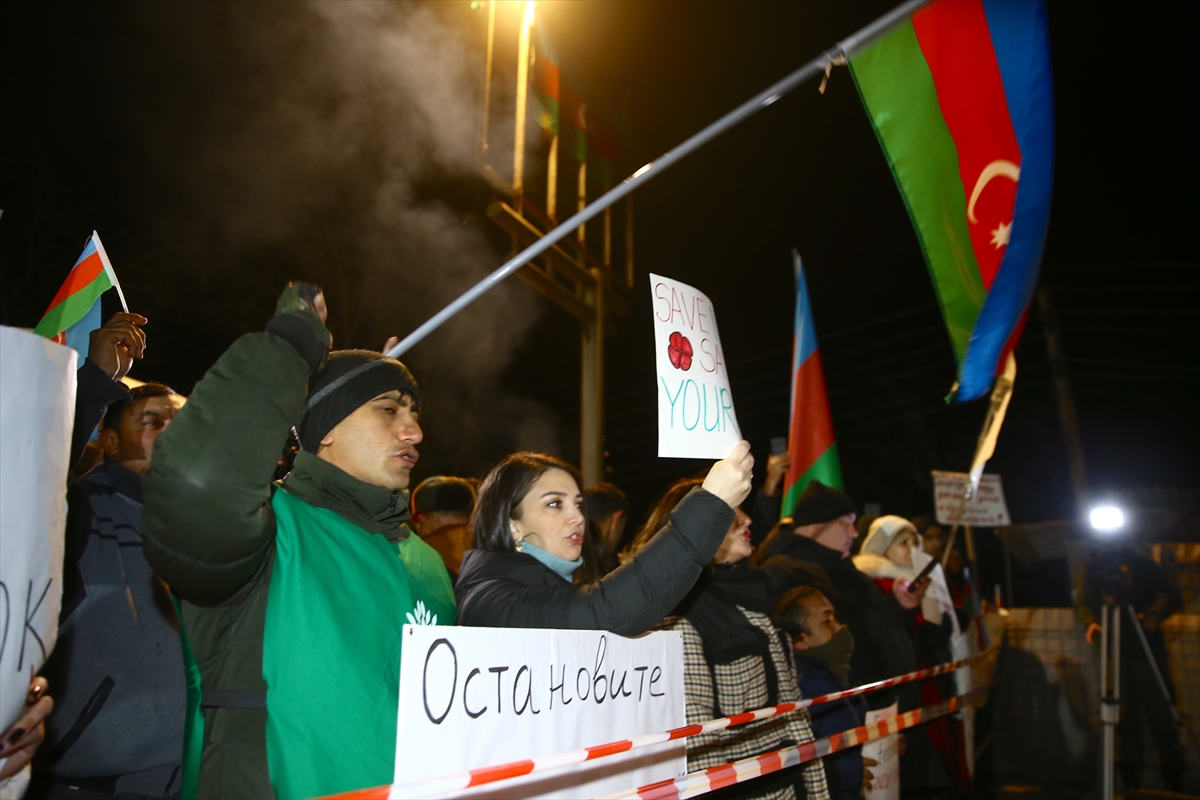 Azerbaycanlı STK'lerin Laçın koridorundaki “maden protestosu” iki gecedir sürüyor
