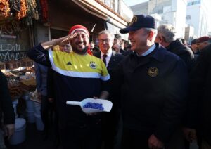 DİYARBAKIR (AA) – Milli Savunma Bakanı Hulusi Akar, beraberindeki TSK