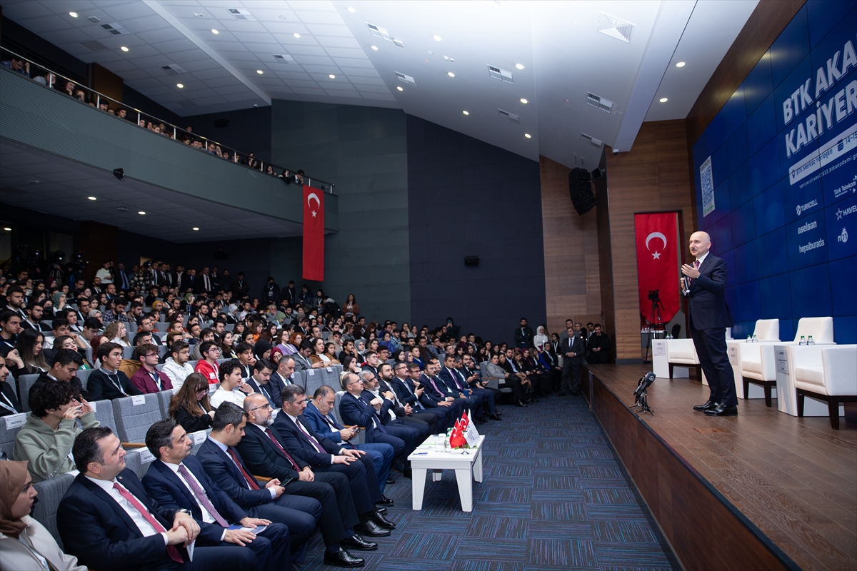 Bakan Karaismailoğlu BTK Akademi Kariyer Zirvesi'nde gençlerle buluştu: