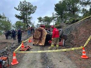BALIKESİR (AA) – Balıkesir'in Dursunbey ilçesinde traktörün devrilmesi sonucu bir