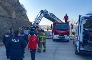 BALIKESİR (AA) – Balıkesir'in Bandırma ilçesinde uçurumun kenarında otururken dengesini