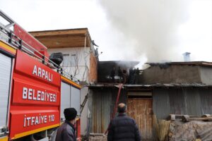 BAYBURT (AA) – Bayburt'ta çıkan 2 ayrı yangında 5 ev