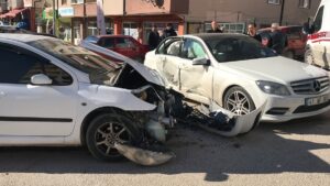 BİLECİK (AA) – Bilecik'te iki otomobilin çarpışması sonucu 3 kişi