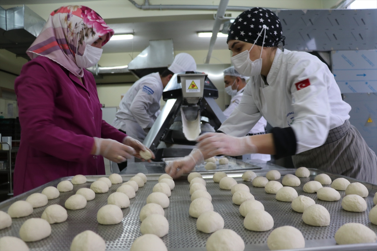 Bolu'da meslek lisesi öğrencileri günde 10 bin ekmek üretiyor