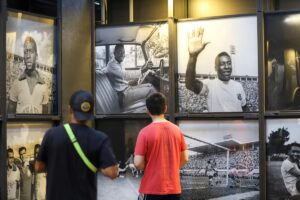 BOGOTA (AA) – Brezilyalı efsane futbolcu Pele'nin 82 yaşında hayatını