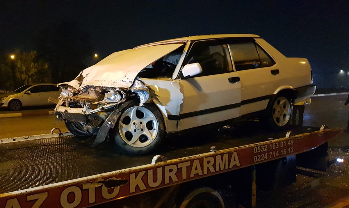 Bursa'da tıra çarpan otomobildeki 3 kişi yaralandı