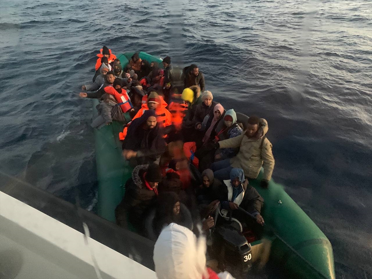 Çanakkale açıklarında 93 düzensiz göçmen kurtarıldı